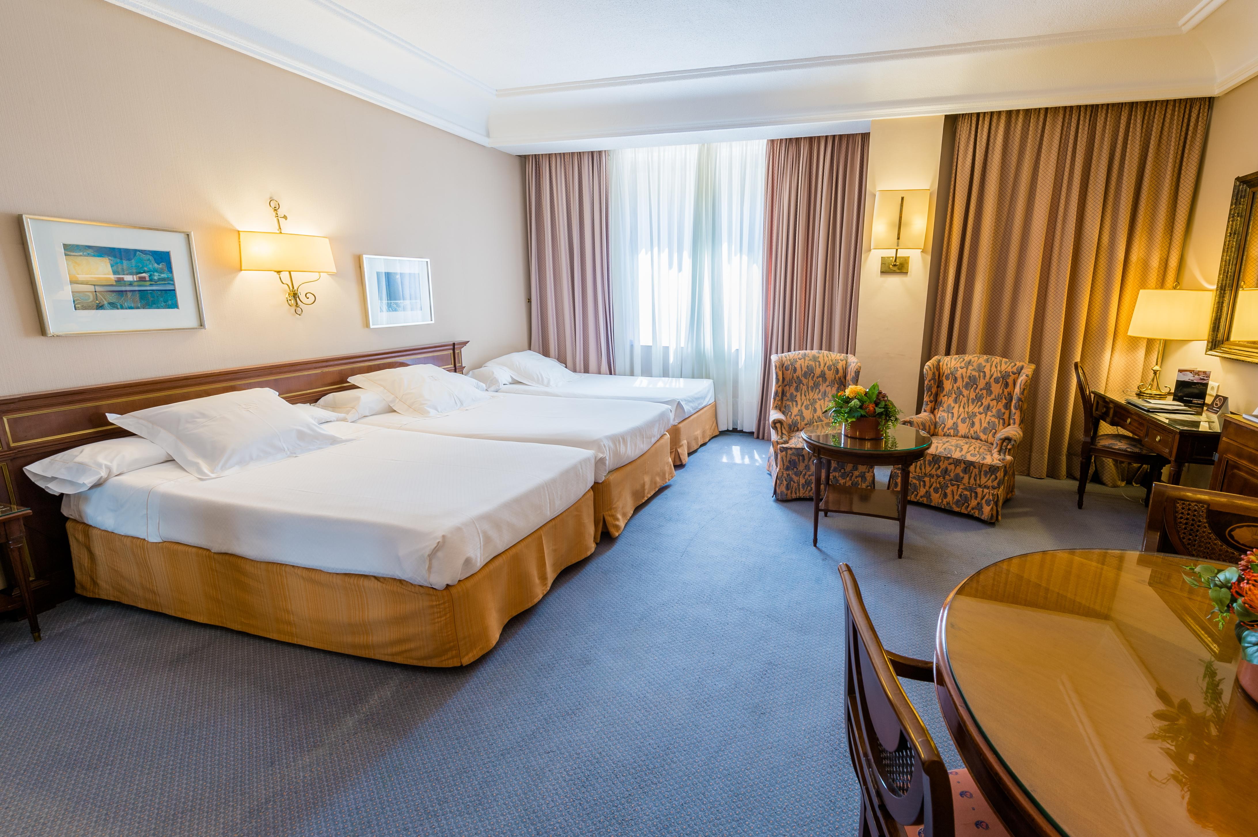 Hotel Miguel Angel Madrid Exteriör bild A room at the hotel