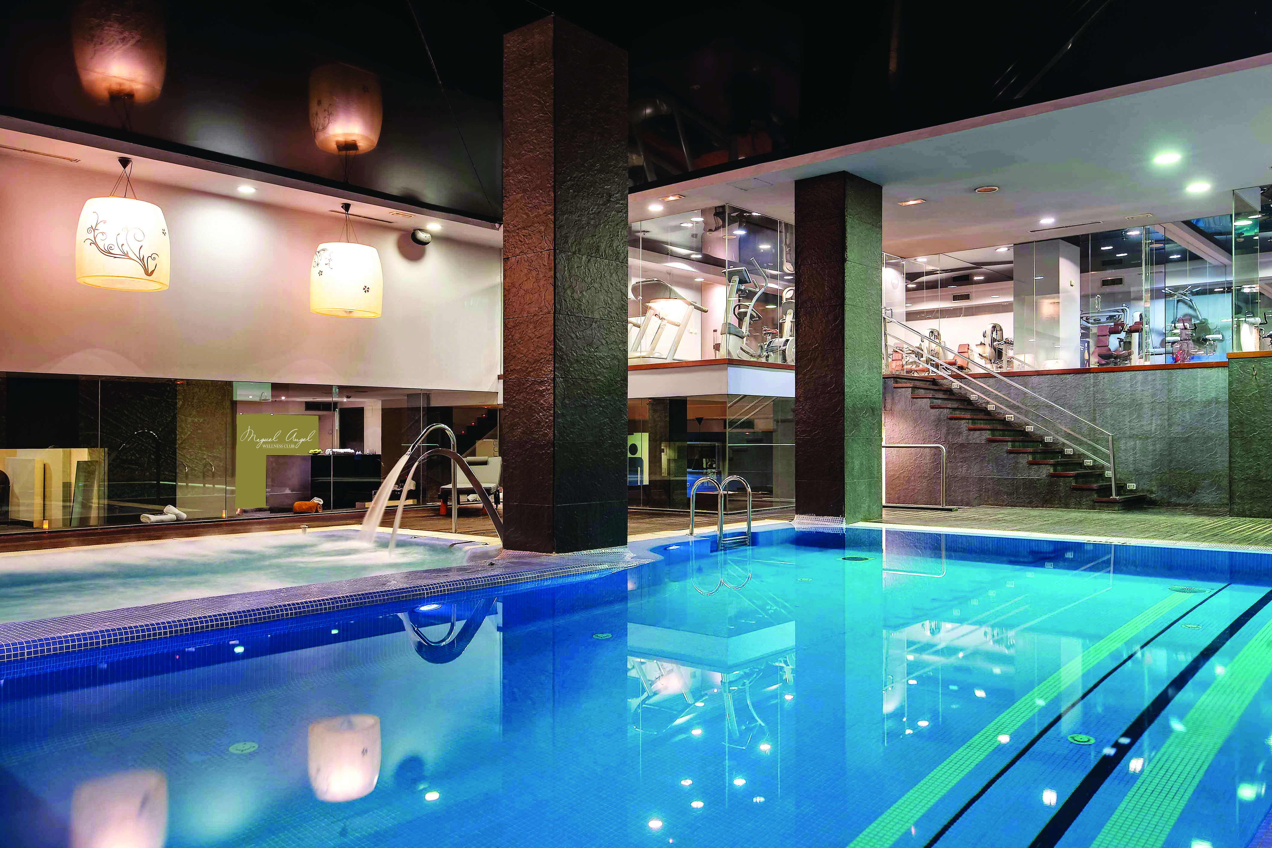 Hotel Miguel Angel Madrid Exteriör bild The swimming pool at the hotel