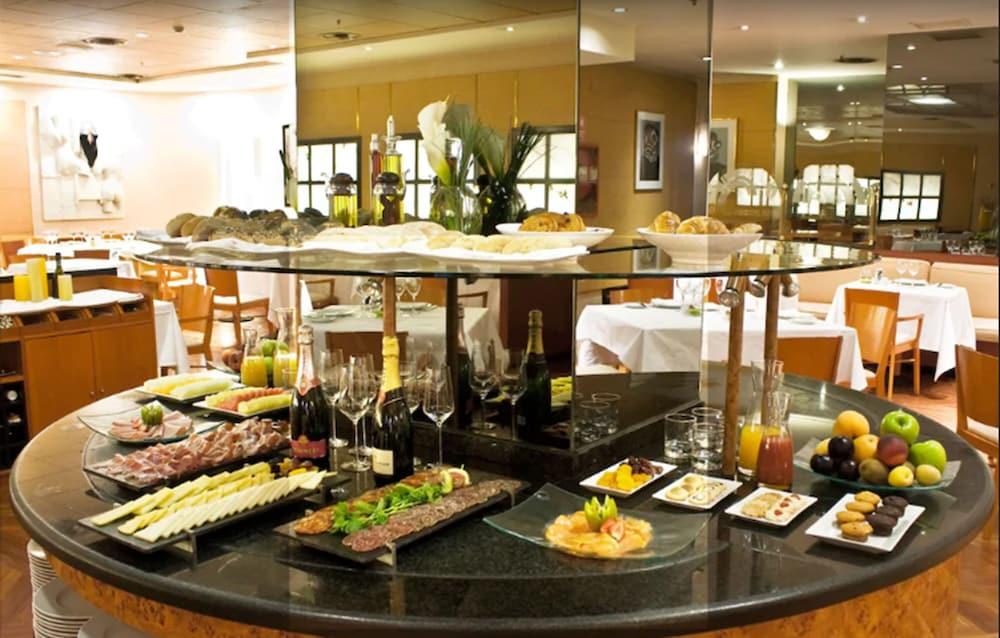 Hotel Miguel Angel Madrid Exteriör bild A buffet at a hotel