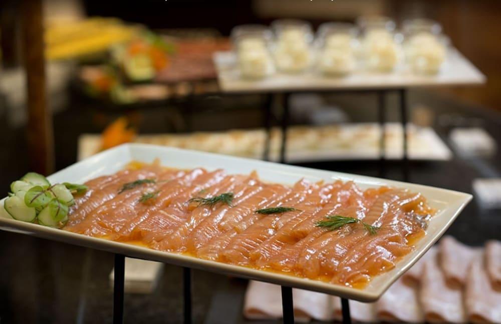 Hotel Miguel Angel Madrid Exteriör bild Salmon sashimi