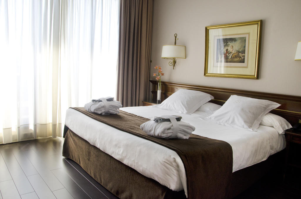 Hotel Miguel Angel Madrid Exteriör bild A bedroom in a hotel