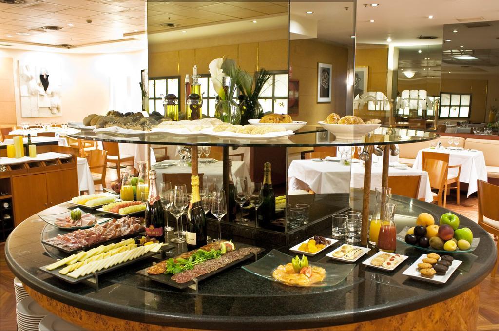 Hotel Miguel Angel Madrid Exteriör bild A buffet at a hotel