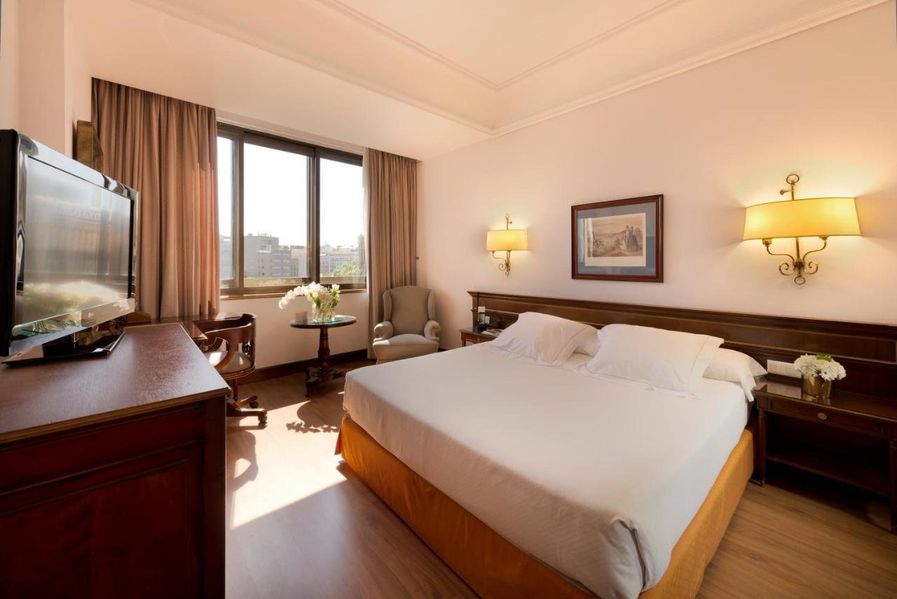 Hotel Miguel Angel Madrid Exteriör bild A room at the hotel