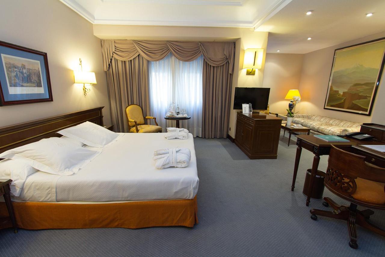Hotel Miguel Angel Madrid Exteriör bild A room at the hotel