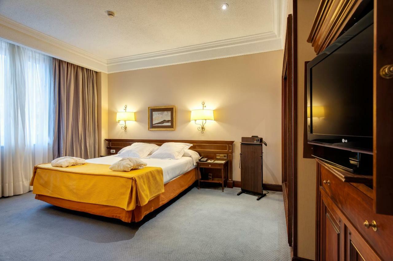 Hotel Miguel Angel Madrid Exteriör bild A room at the hotel