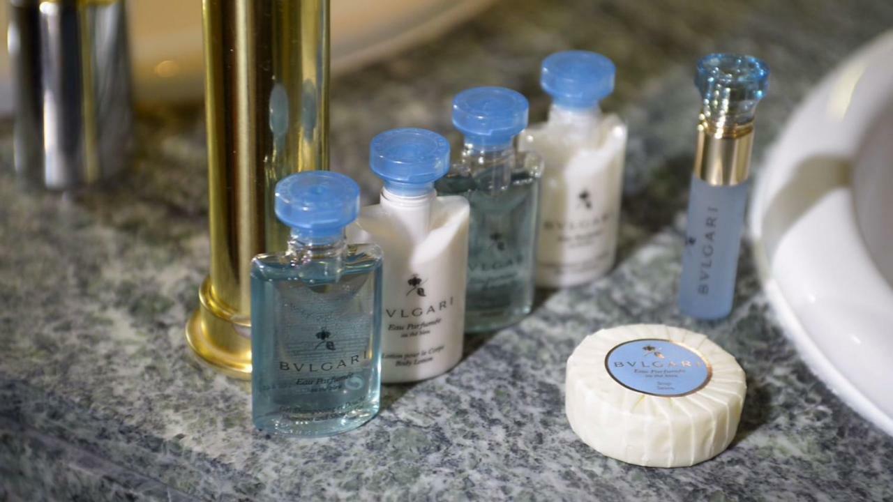 Hotel Miguel Angel Madrid Exteriör bild A selection of toiletries