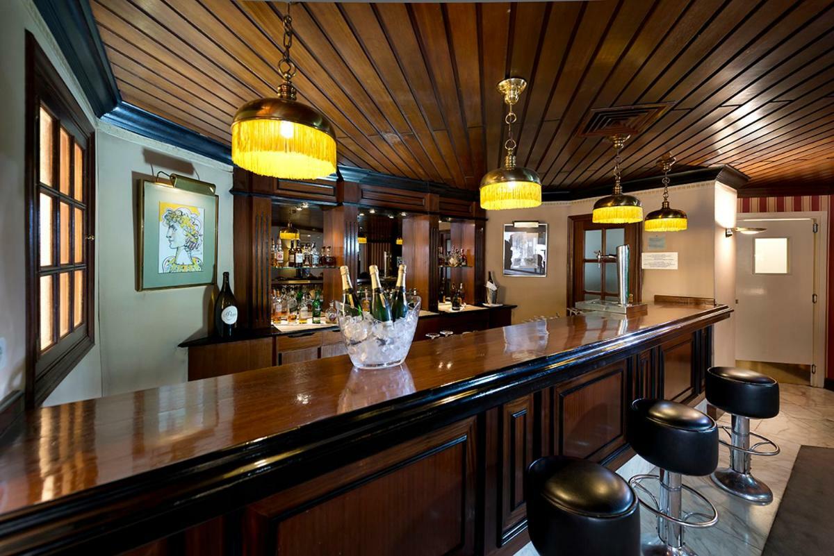 Hotel Miguel Angel Madrid Exteriör bild The bar at the 1905