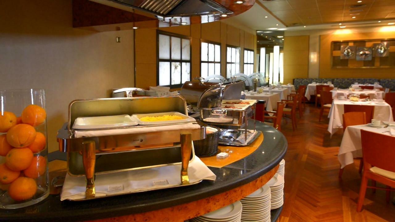 Hotel Miguel Angel Madrid Exteriör bild A buffet at a restaurant