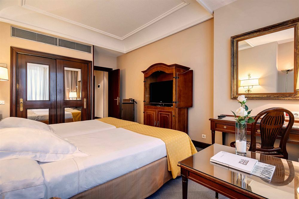 Hotel Miguel Angel Madrid Exteriör bild A room at the hotel