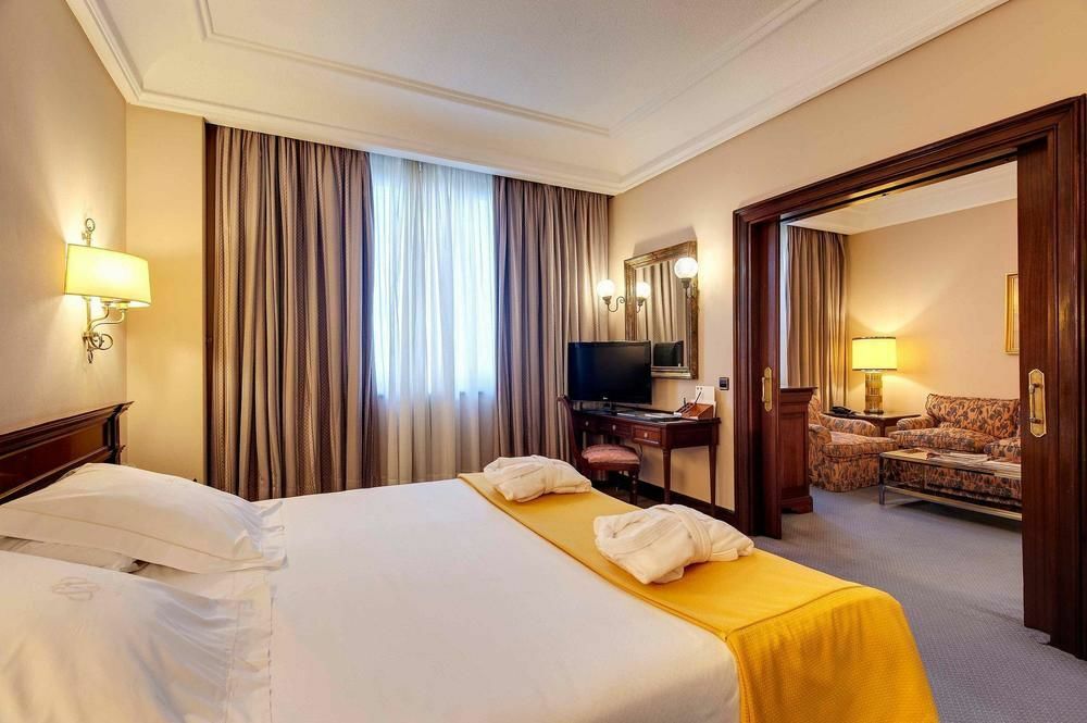 Hotel Miguel Angel Madrid Exteriör bild Junior Suite