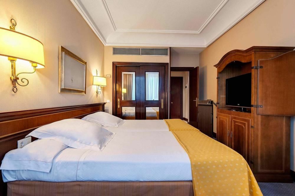Hotel Miguel Angel Madrid Exteriör bild A room at the hotel