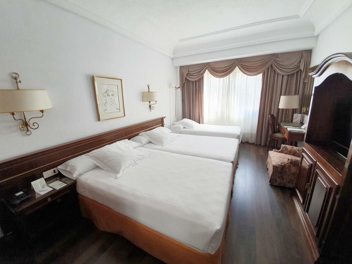 Hotel Miguel Angel Madrid Exteriör bild A room at the hotel