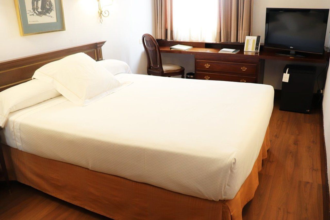 Hotel Miguel Angel Madrid Exteriör bild A hotel room
