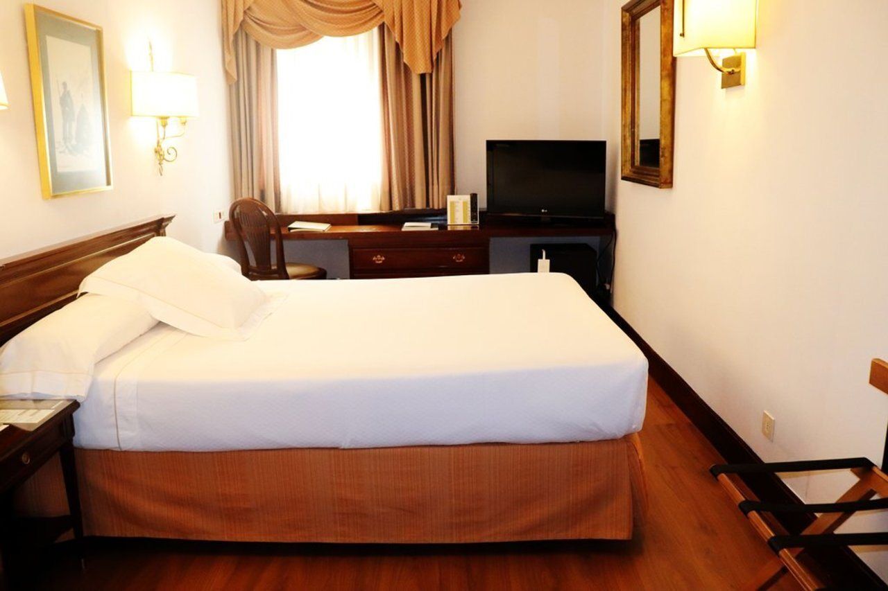 Hotel Miguel Angel Madrid Exteriör bild A room at the hotel